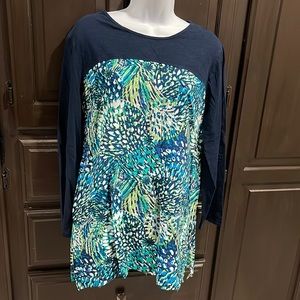Pretty top, great condition, longer tunic length.